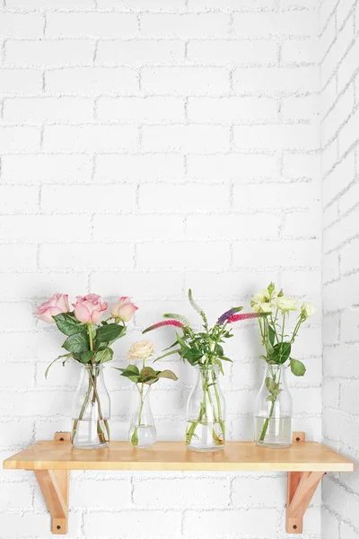 Belles fleurs dans des vases en verre — Photo