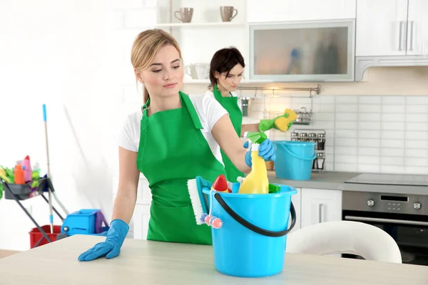 Mujer Limpieza Mesa Cocina — Foto de Stock