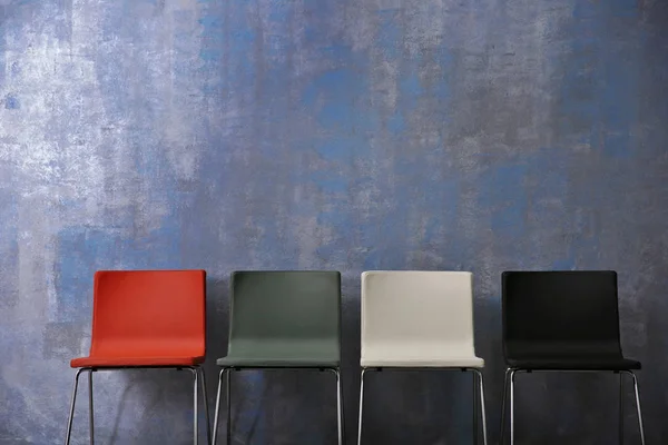 Židle u šedé stěny — Stock fotografie