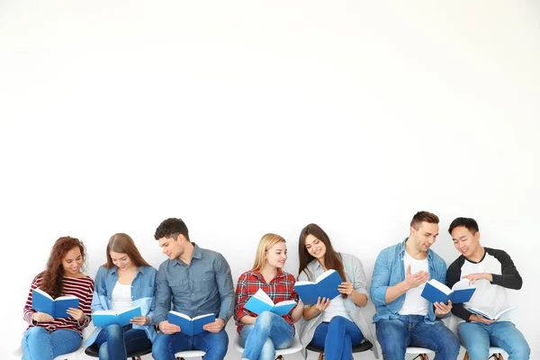 Grupo de personas leyendo libros — Foto de Stock