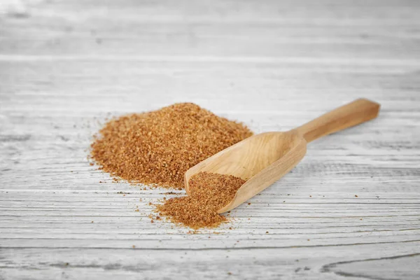 Pala de madera y montón de azúcar de coco — Foto de Stock