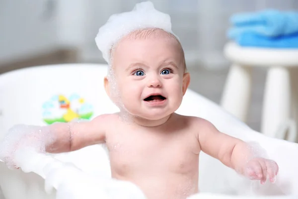 Lavagem do bebê na banheira — Fotografia de Stock
