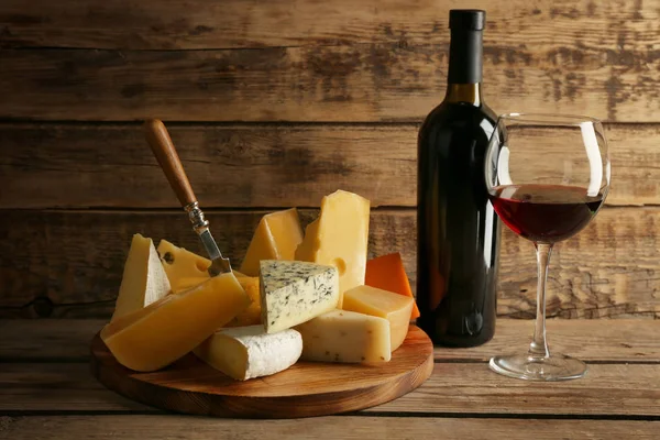 Rode wijn en de kaasmakerij — Stockfoto
