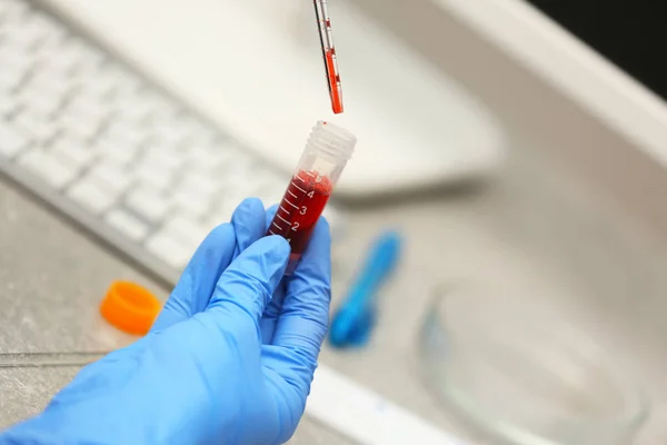 Scienziato che lavora con campioni di sangue — Foto Stock