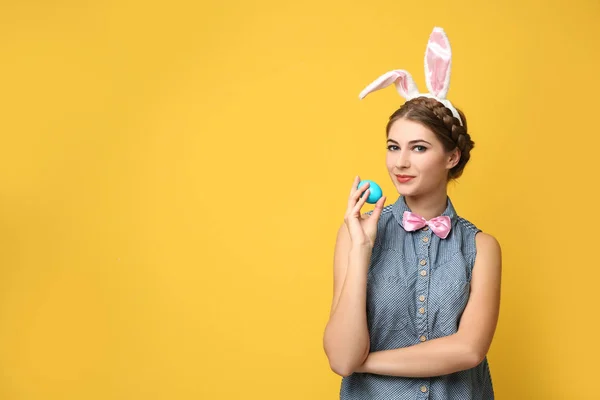 Femme aux oreilles de lapin — Photo