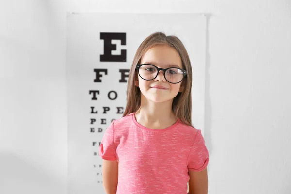 Petite fille visite ophtalmologiste — Photo