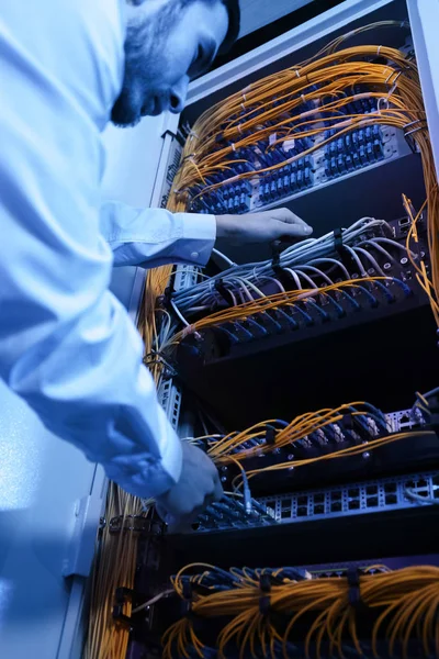 Ingeniero joven guapo trabajando en la sala de servidores — Foto de Stock