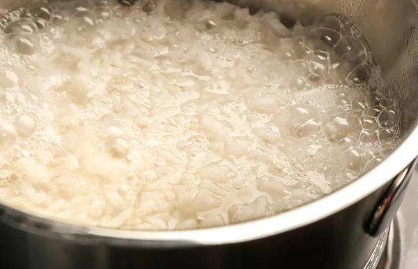 Cocinar arroz en sartén metálica —  Fotos de Stock