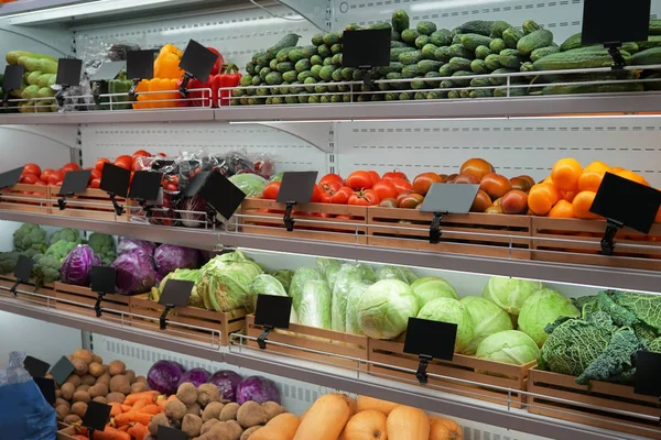 Süpermarkette taze sebzeler — Stok fotoğraf