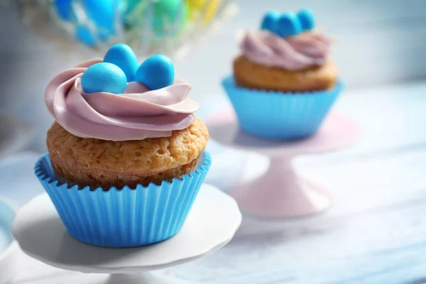 Kakan stå med läckra påsk cupcake — Stockfoto
