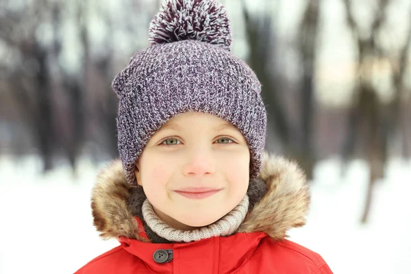 Lächelnder Junge im warmen Outfit — Stockfoto