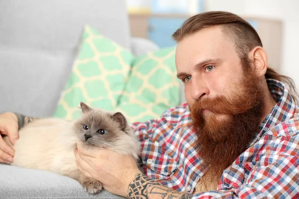 Jovem Barbudo Com Gato Fofo Casa — Fotografia de Stock