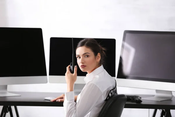 Mujer guardia de seguridad — Foto de Stock