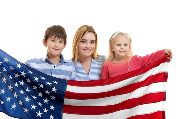 Gelukkig moeder met kinderen houden van Amerikaanse vlag op witte achtergrond — Stockfoto