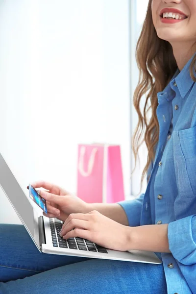 Mulher fazendo compras on-line em casa — Fotografia de Stock