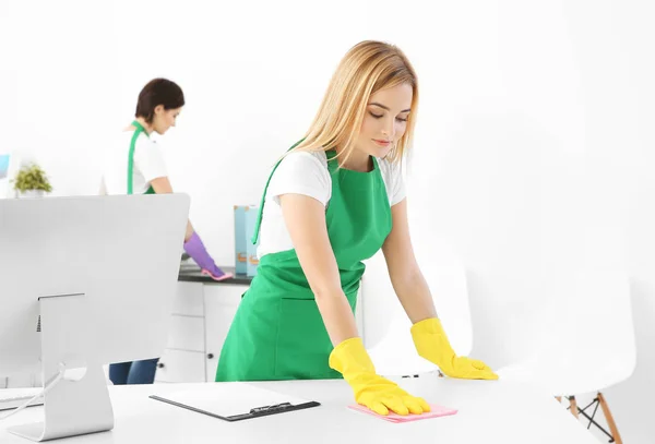 Jovem Mulher Limpeza Mesa Escritório — Fotografia de Stock