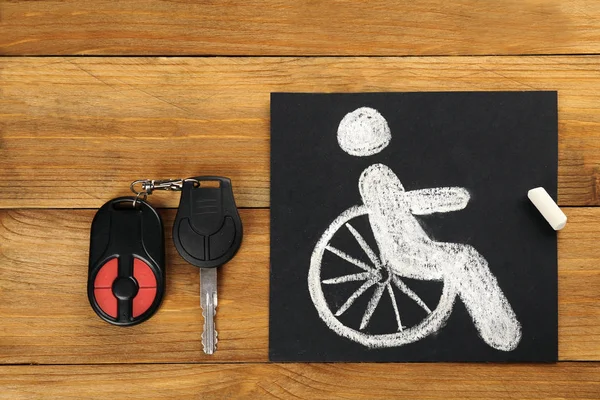 Llave del coche y pizarra con signo de discapacidad —  Fotos de Stock