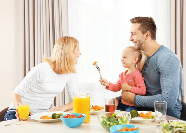 Ευτυχισμένη Οικογένεια Έχοντας Γεύμα Στην Κουζίνα — Φωτογραφία Αρχείου