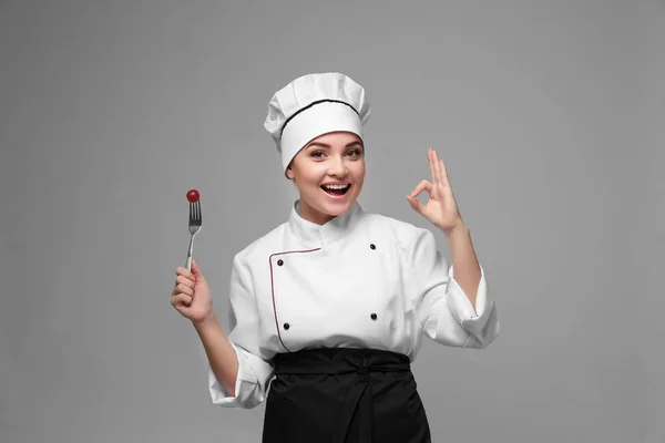 Mujer chef celebración de — Foto de Stock