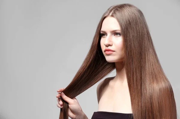 Mulher com cabelo longo bonito — Fotografia de Stock