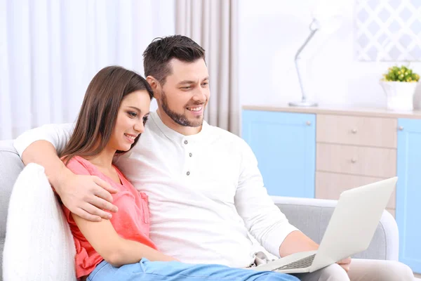 Jeune Couple Avec Ordinateur Portable Sur Canapé Dans Chambre — Photo