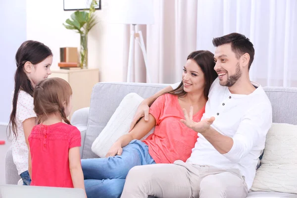 Glückliche Familie Auf Dem Sofa Zimmer — Stockfoto
