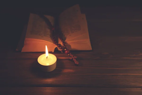 Αναμμένο κερί και η Βίβλος — Φωτογραφία Αρχείου