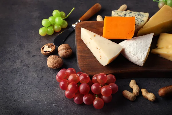 Доска с разнообразием сыра — стоковое фото