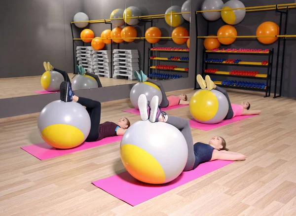 年轻运动的妇女训练与健身球在健身房 — 图库照片