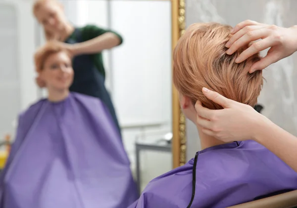 Coiffeur travaillant avec le client au salon — Photo