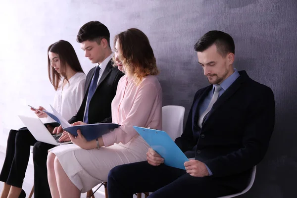 Gruppo di persone in attesa di un colloquio di lavoro nella reception — Foto Stock