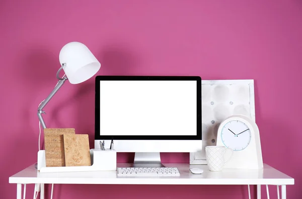 Pantalla del ordenador en la mesa blanca — Foto de Stock