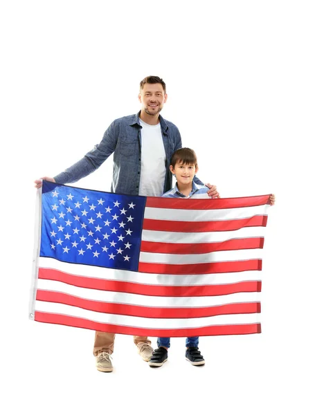 Pai feliz com o filho segurando bandeira americana no fundo branco — Fotografia de Stock