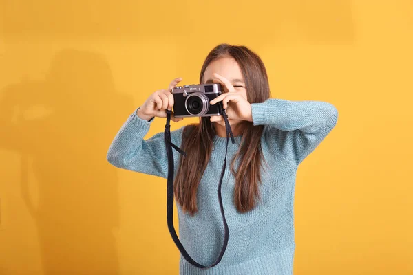 Little girl with vintage camera — Stock Photo, Image