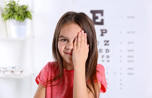 Menina pequena oftalmologista visitante — Fotografia de Stock