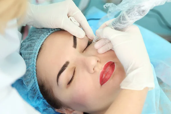 Joven Hermosa Mujer Haciendo Maquillaje Permanente Salón Cosmetología — Foto de Stock