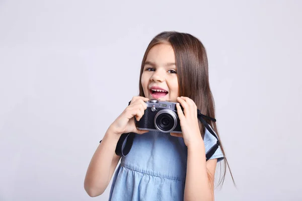 Bambina con fotocamera vintage — Foto Stock