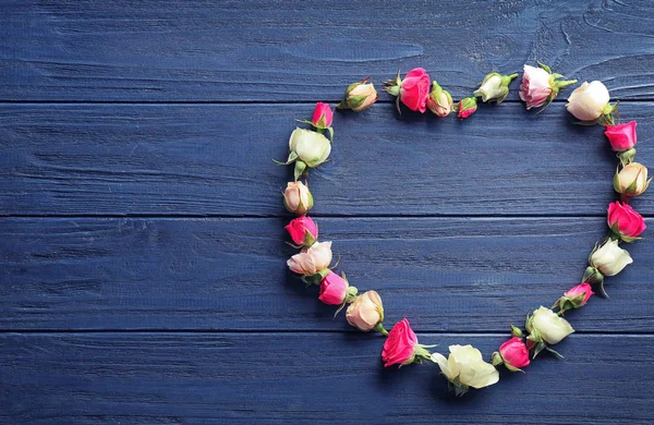 Coração feito de flores frescas — Fotografia de Stock