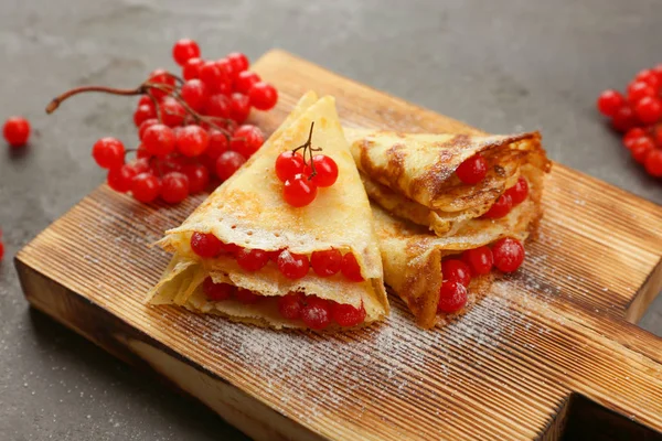 Läckra pannkakor med viburnum — Stockfoto