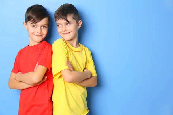 Hermanos Gemelos Sobre Fondo Azul — Foto de Stock