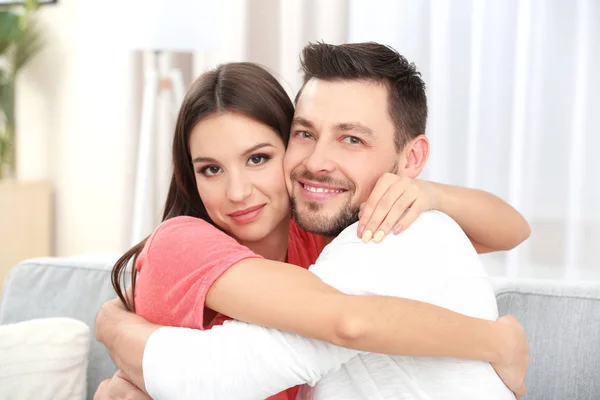 Jovem Casal Abraçando Sofá Sala — Fotografia de Stock