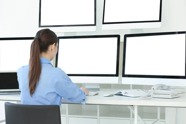 Beautiful security guard in surveillance room — Stock Photo, Image