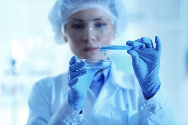 Scientist pouring sample — Stock Photo, Image