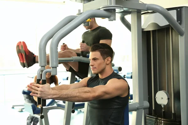 Entraînement Jeune Homme Dans Salle Gym Moderne — Photo