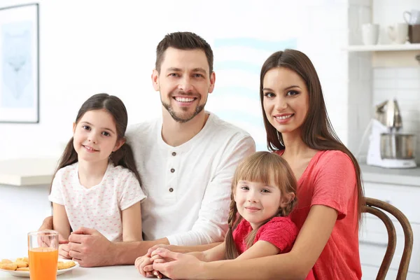 Famille Heureuse Sur Cuisine Maison — Photo