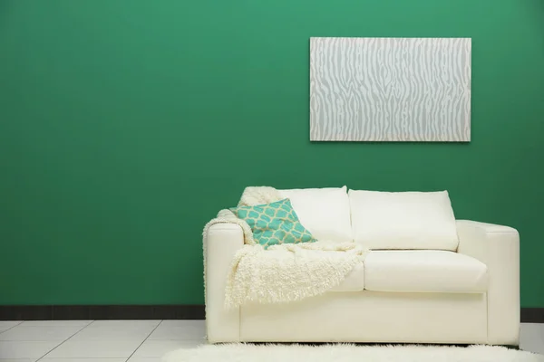 Interno camera con divano — Foto Stock