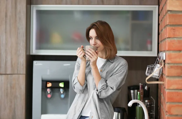 Young woman drinking tea — Stock Photo, Image