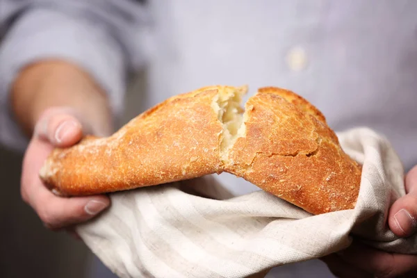 Hands breaking baked bread — Stock Photo, Image