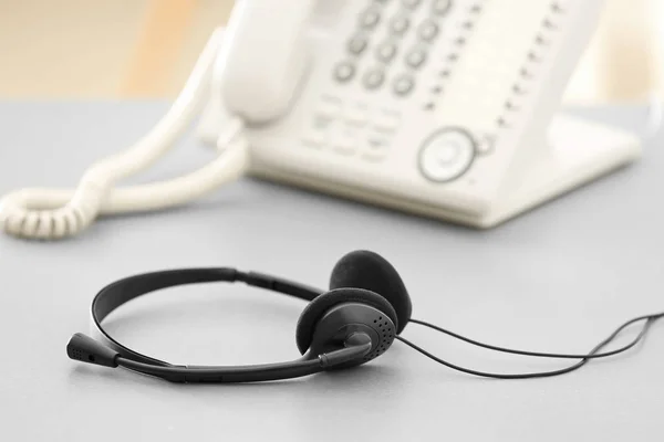 Headset do agente de suporte técnico na mesa — Fotografia de Stock