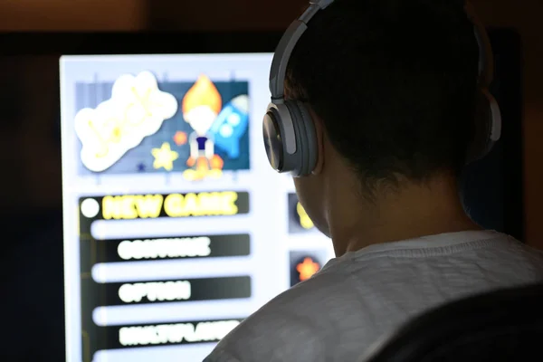 Teenager Spiller Computerspil Hjemme Sent Aftenen - Stock-foto